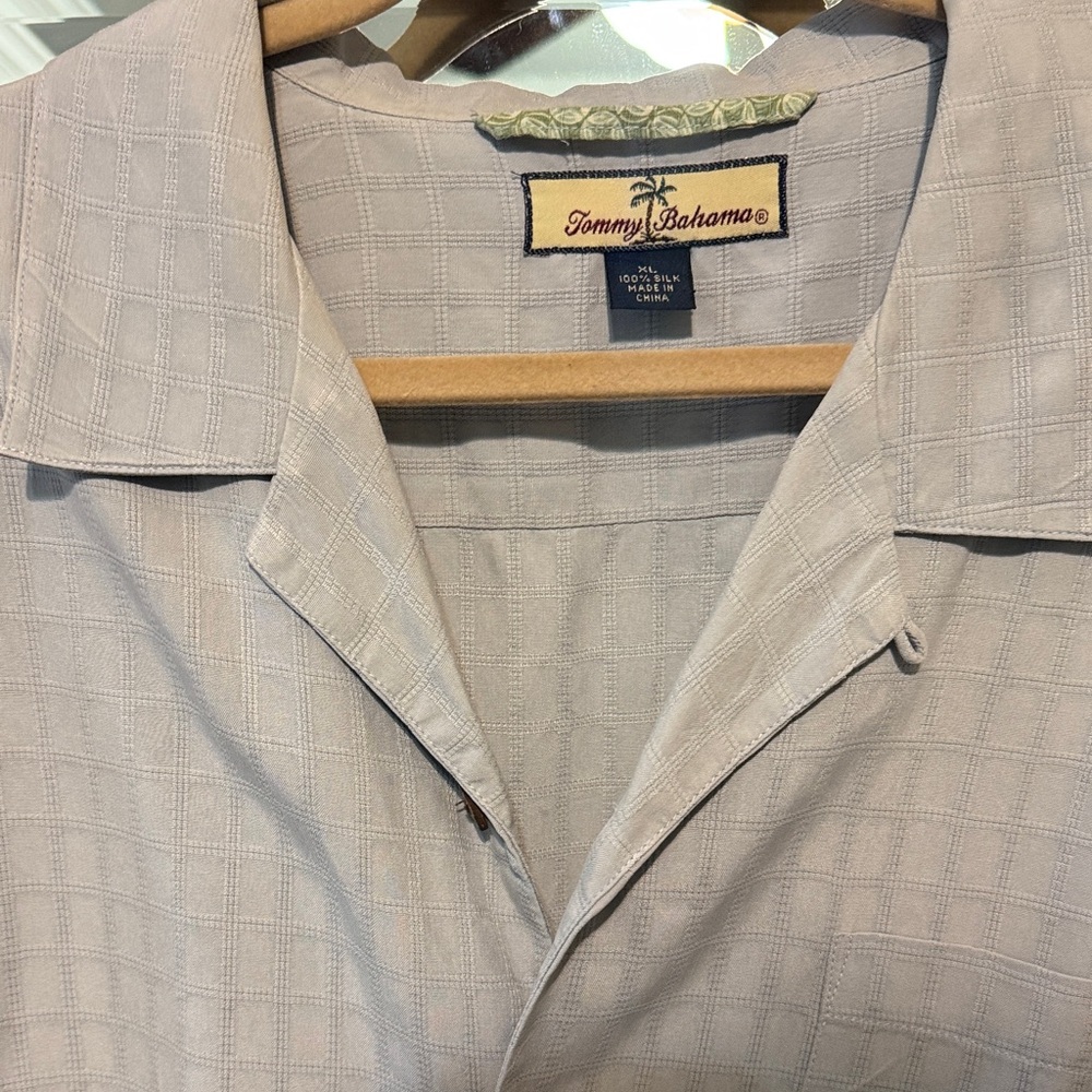 Tommy Bahama Men's Light Blue Textured Short-Sleeve Camp Shirt. 100% silk